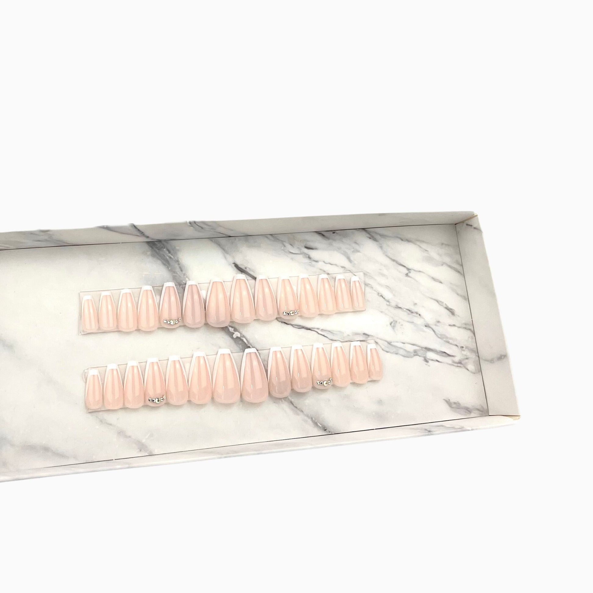 French tip diamond press-on nails tekokynnet