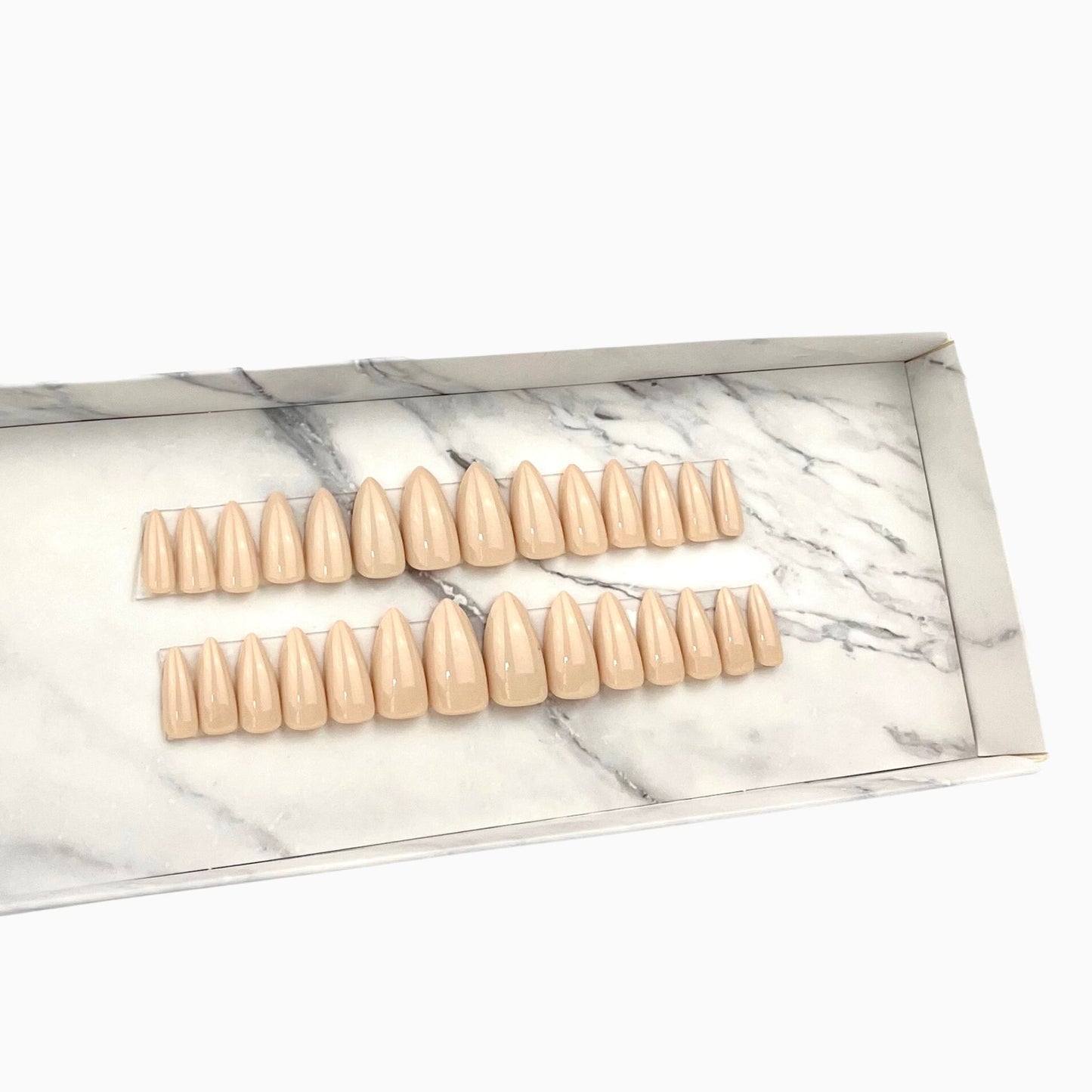 Nude beige stiletto press-on nails tekokynnet